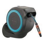 Gardena wandslangenbox RollUp S (turquoise) 15 m: Flexibele besproeiing voor kleine tuinen, zwenkbare slanghaspel, met wandhouder, systeemdelen en spuit, incl. 15 m Gardena slang (18600-20)